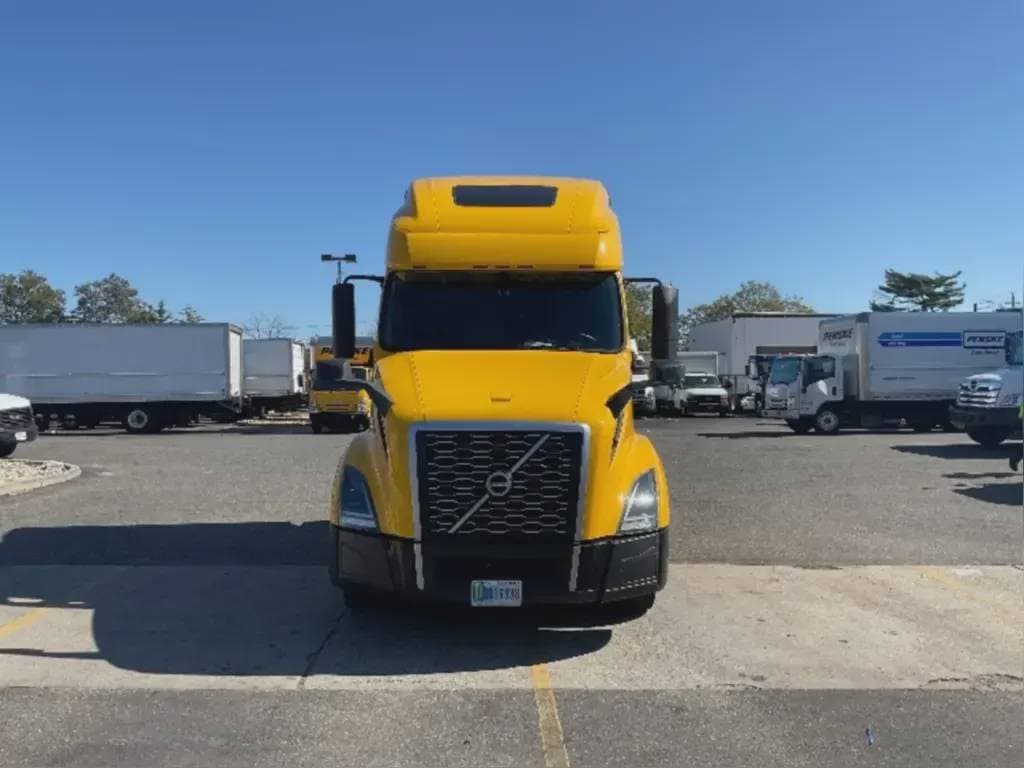 2022 Volvo VNL image 2