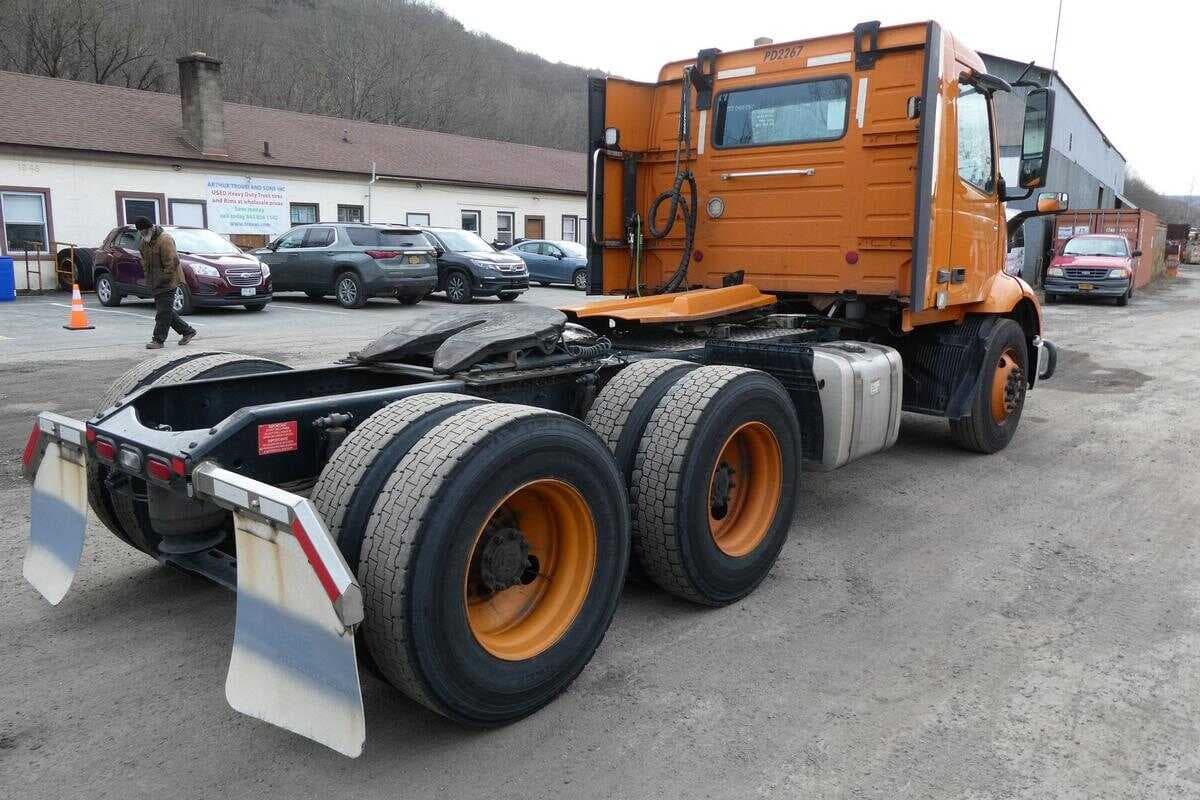2020 Volvo VNR640 image 2