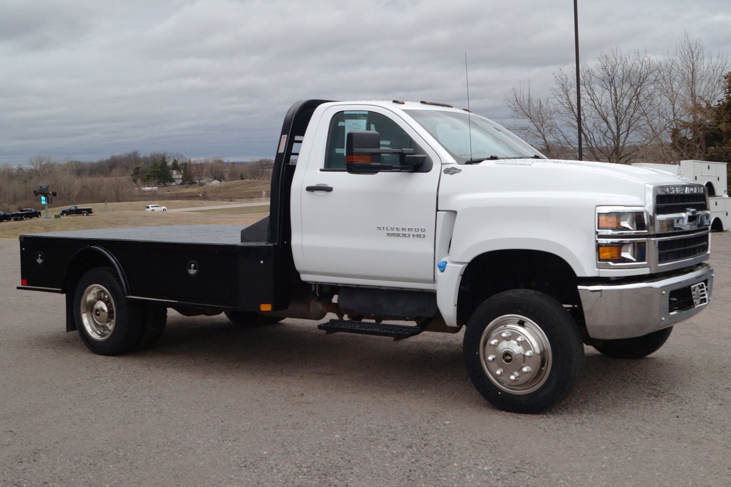 2022 Chevrolet Silverado 5500 - 11ft Flatbed - 4WD 6.6L V8 Duramax image 2