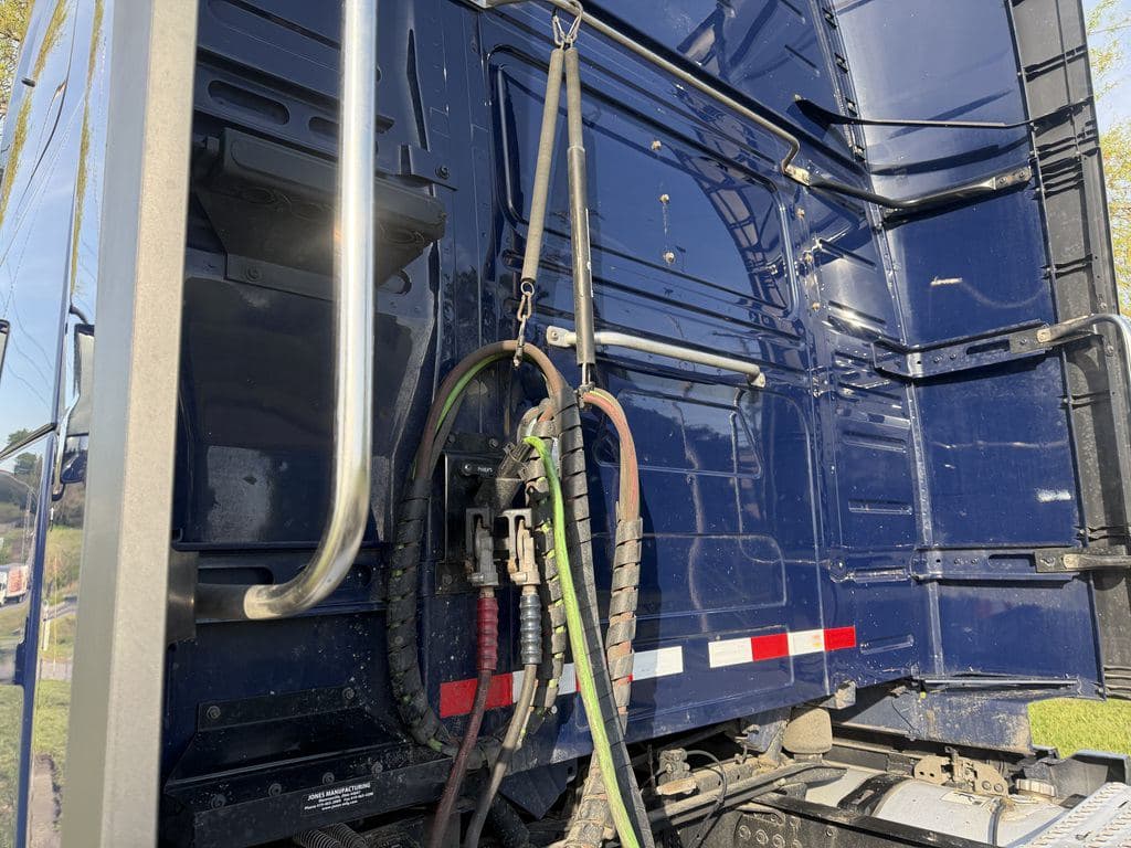 Used 2023 VOLVO VNL64T760 image 13