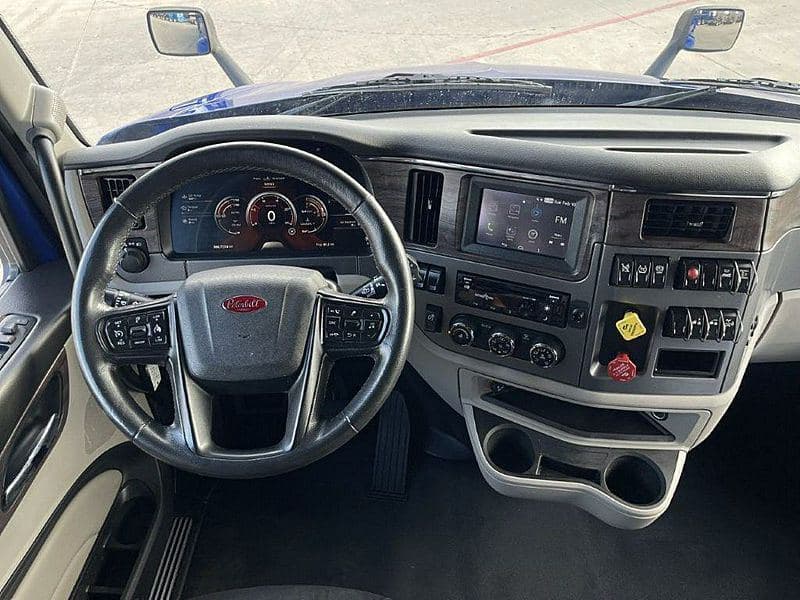 2023 Peterbilt 579 image 9
