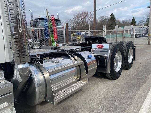 2027 Peterbilt 589 image 9