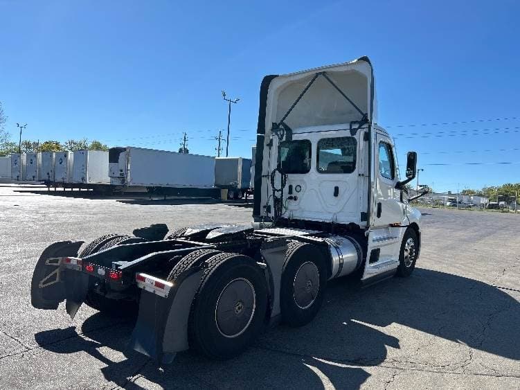 2022 Freightliner Cascadia image 7