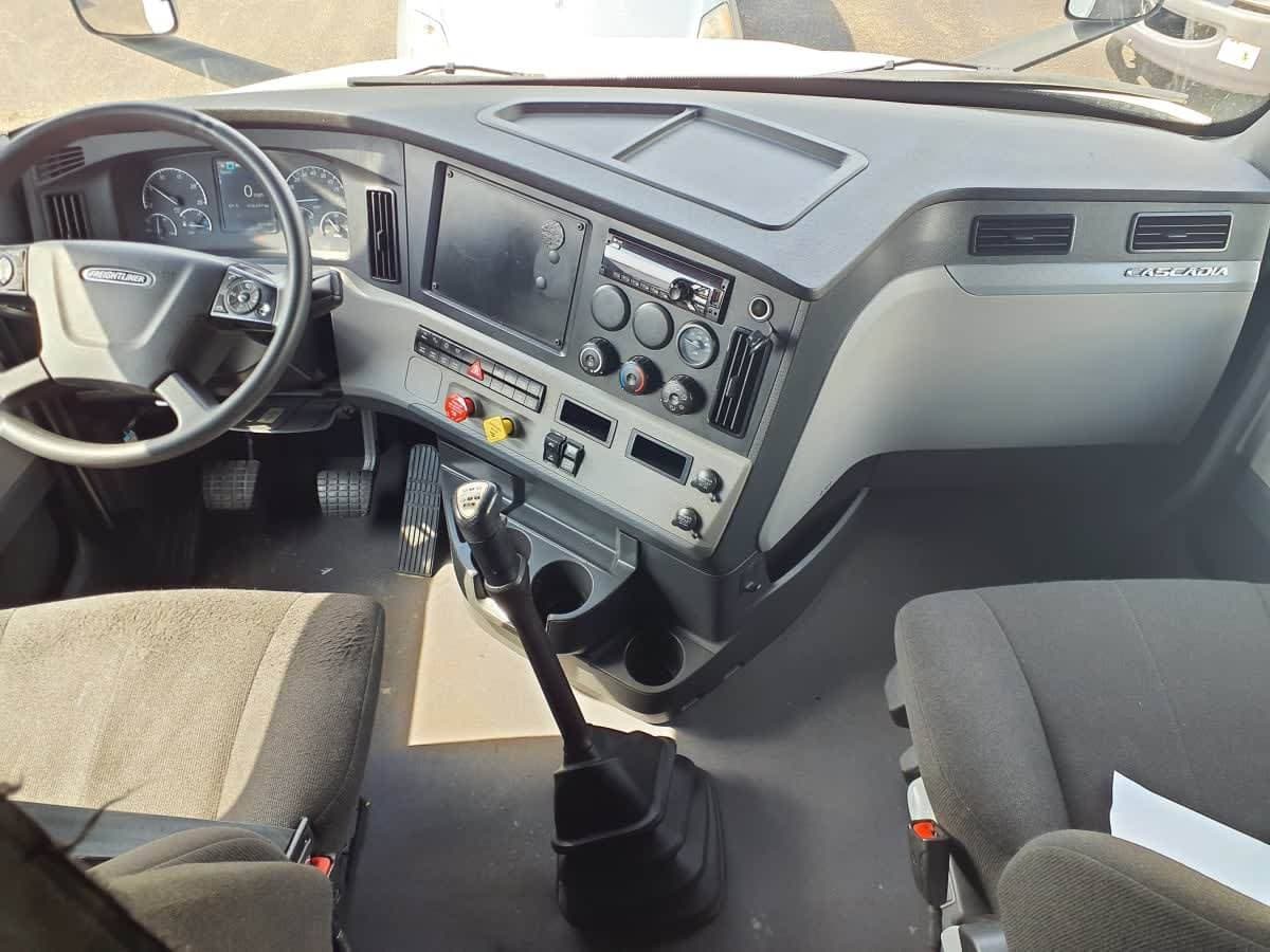 2021 Freightliner Cascadia image 10