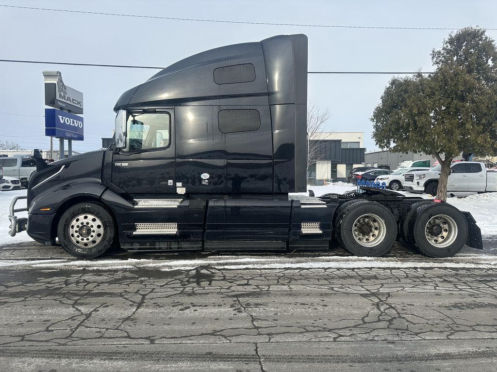 2021 Volvo VNL image 2