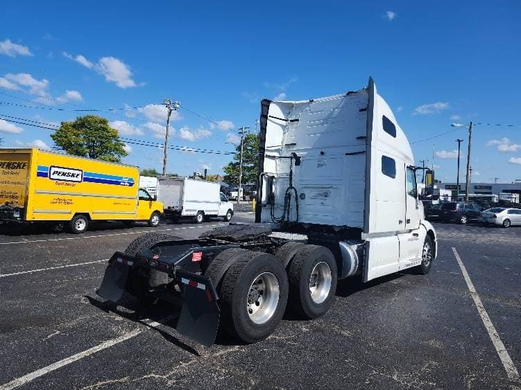 2023 Volvo VNL image 7