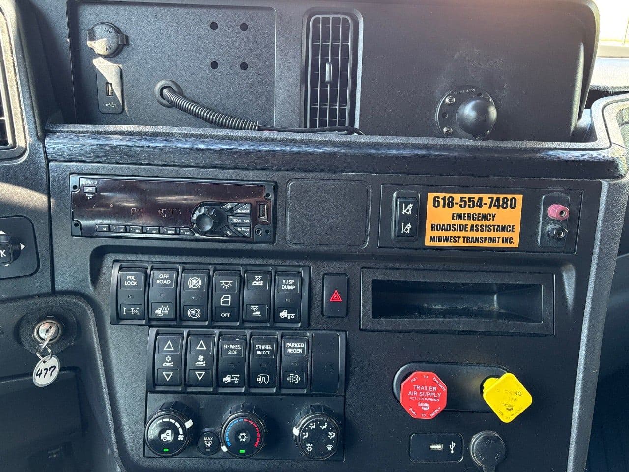 2018 International LT625 image 21