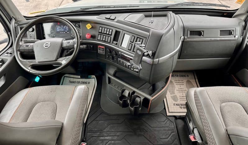 2023 Volvo VNL image 8