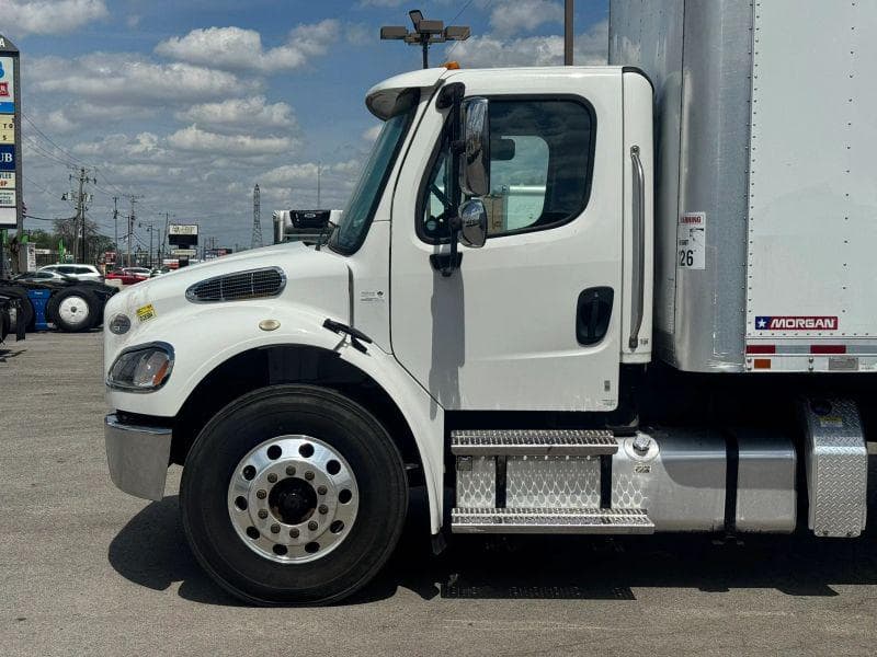 2017 Freightliner M2 106 image 10