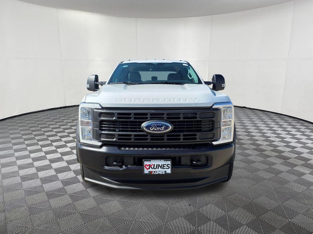 2026 Ford F-450SD XL DRW CAB CHASSIS image 2
