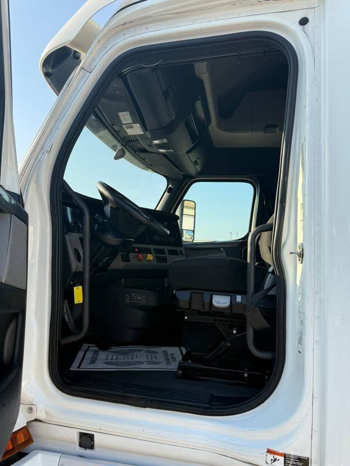 2020 Freightliner Cascadia image 9