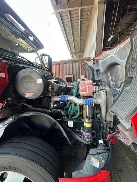 2023 Volvo VNL64T760 image 11