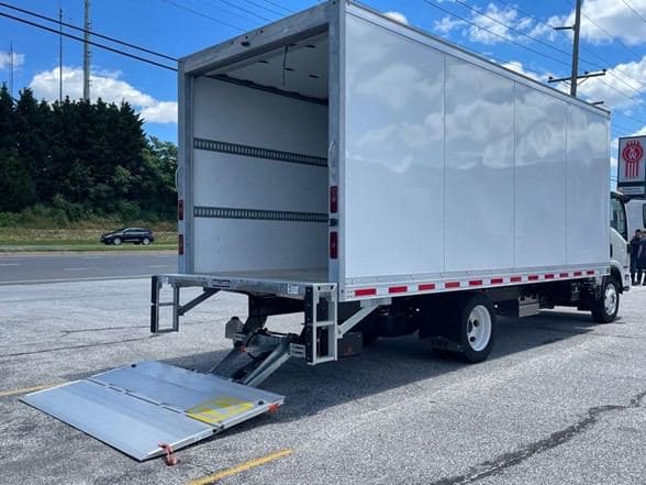 2025 Isuzu NRR image 17