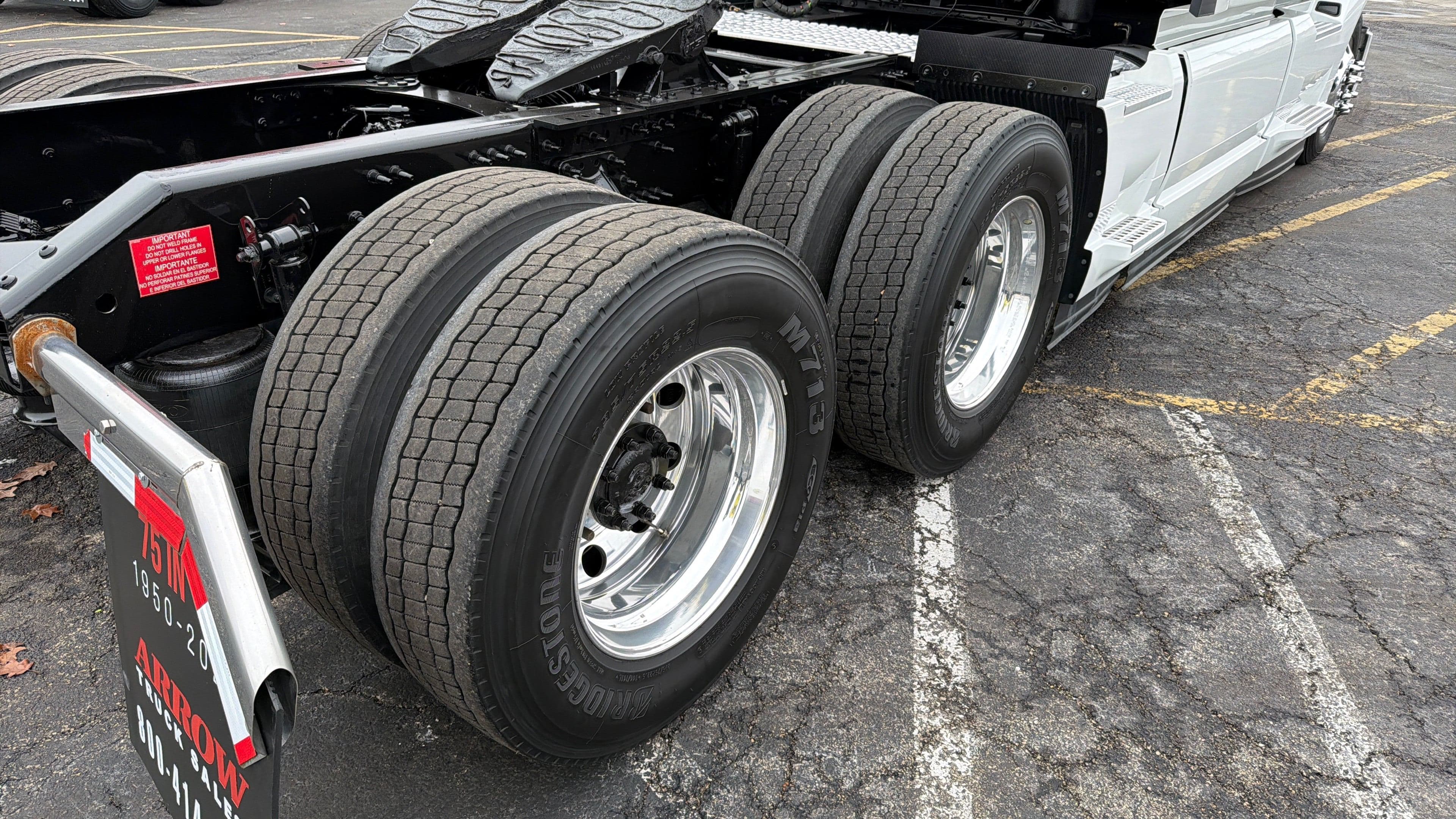 2022 Volvo VNL 860 image 8