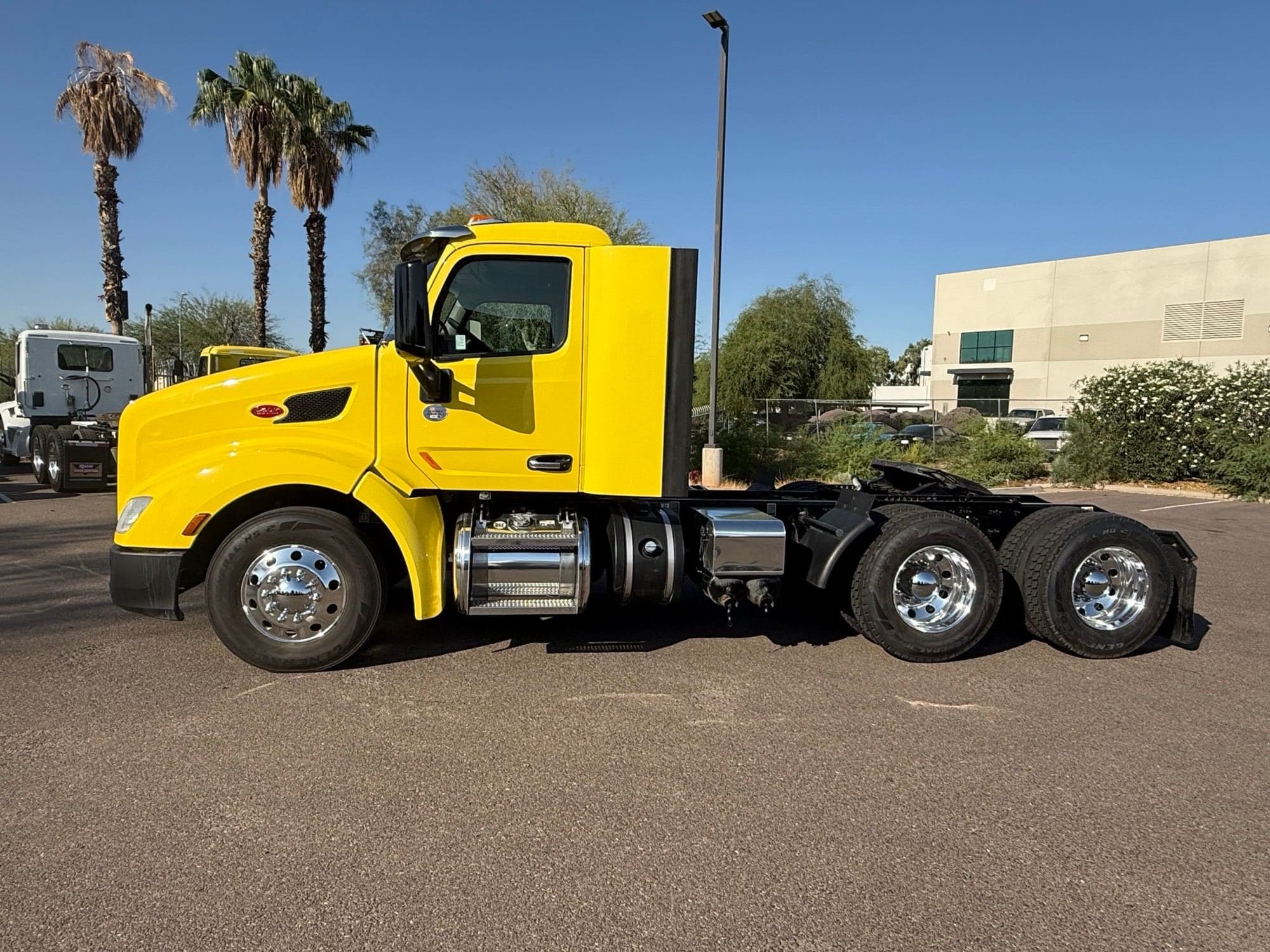 2021 Peterbilt 579 image 2