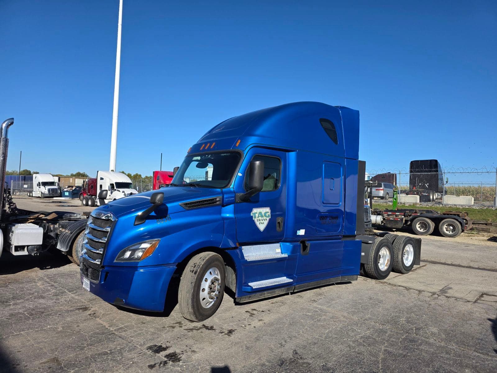 2020 Freightliner Cascadia image 1