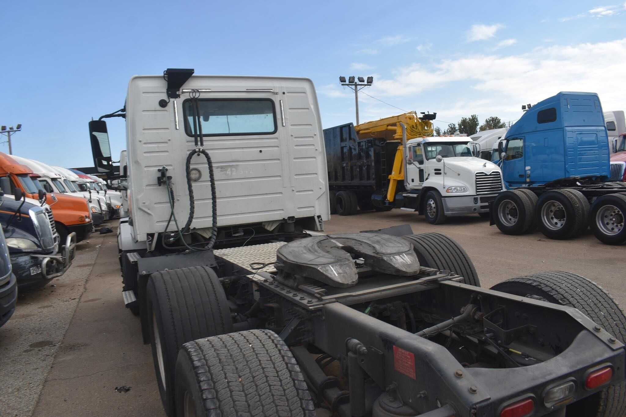 2018 Volvo VNL62T300 image 3