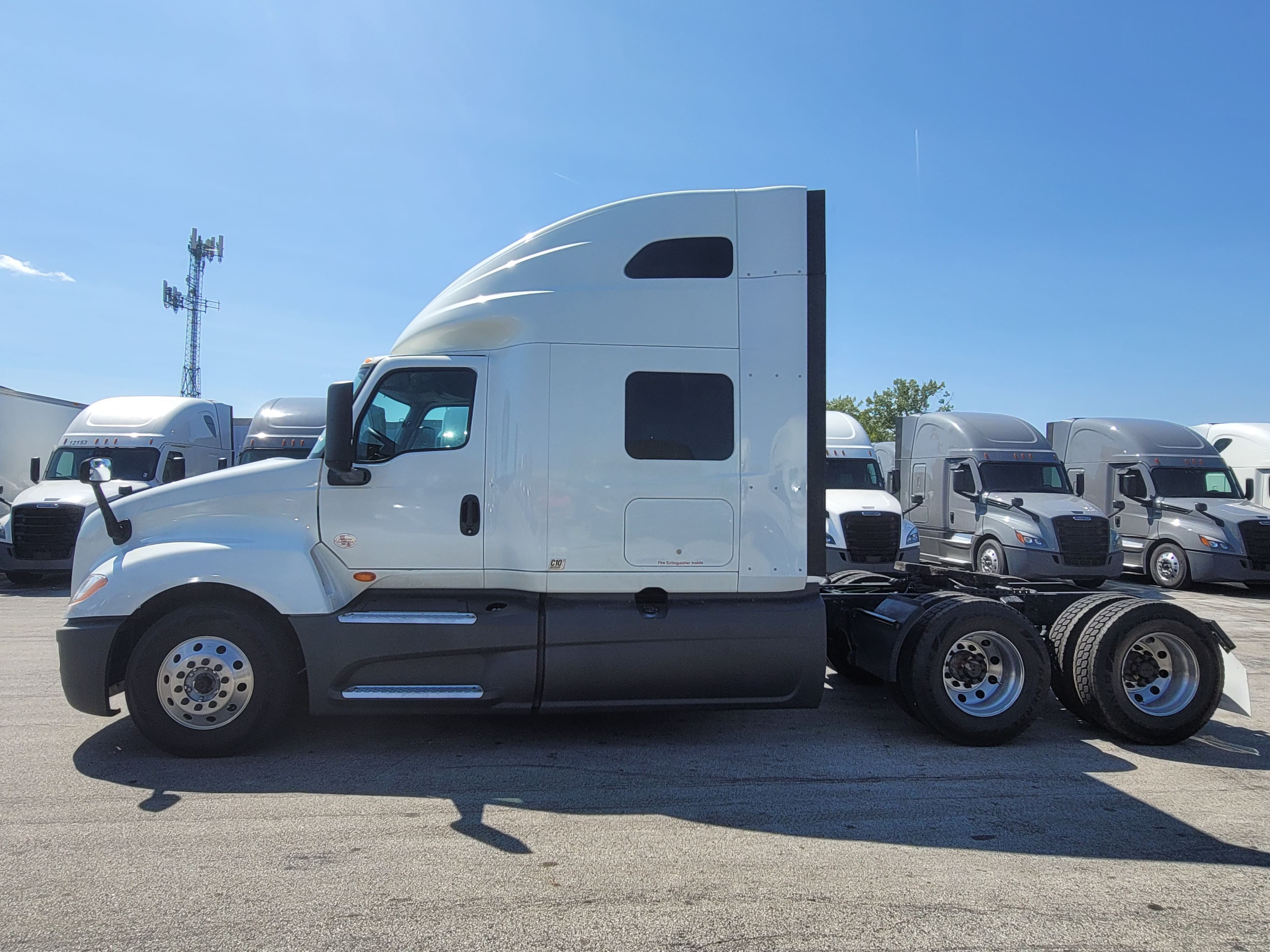 2022 International LT image 2