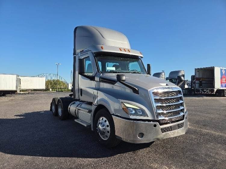 2021 Freightliner Cascadia image 1
