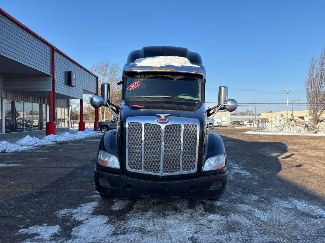 2021 Peterbilt 579 image 2
