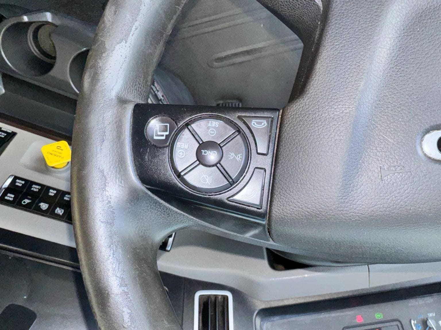 2020 Freightliner Cascadia image 42