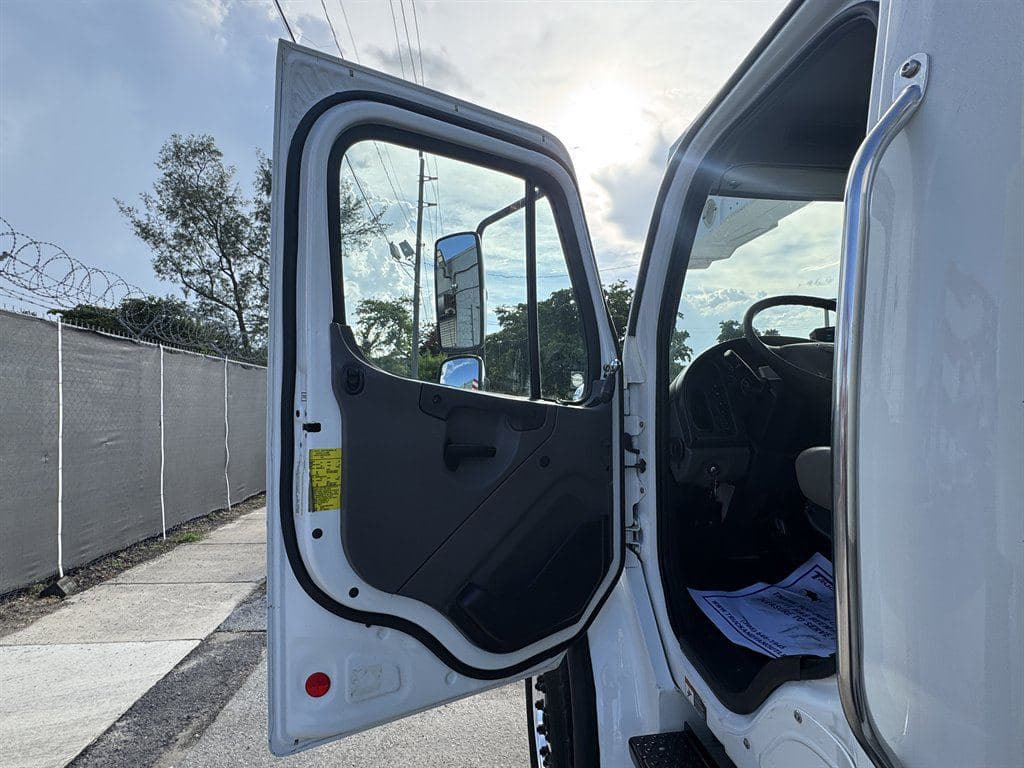 2018 Freightliner M2-106 image 52