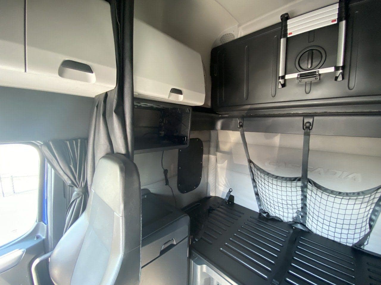 2020 FREIGHTLINER Cascadia CA126 Tandem Axle Sleeper image 17