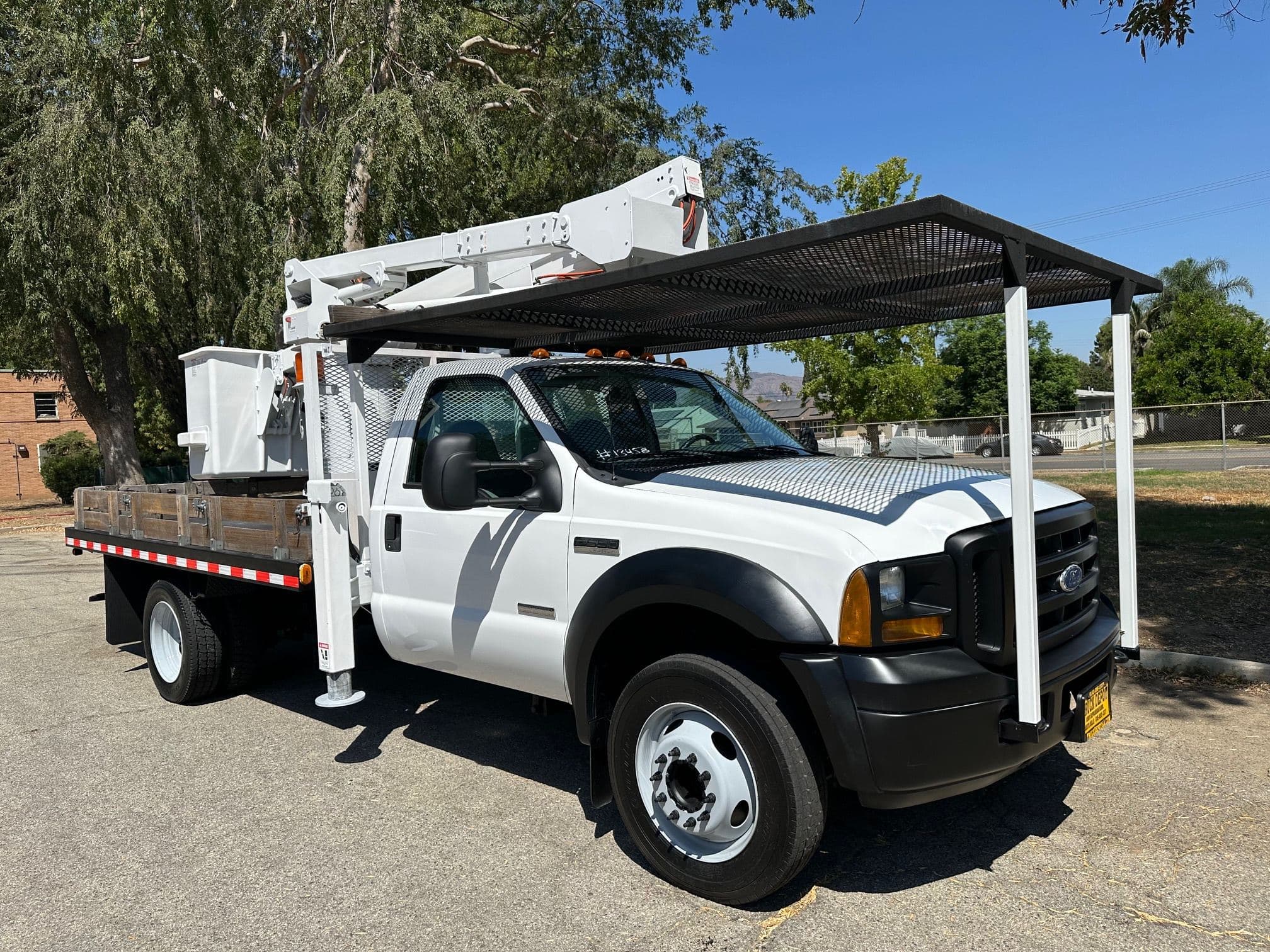 2007 Ford F-550 Bucket Truck image 3