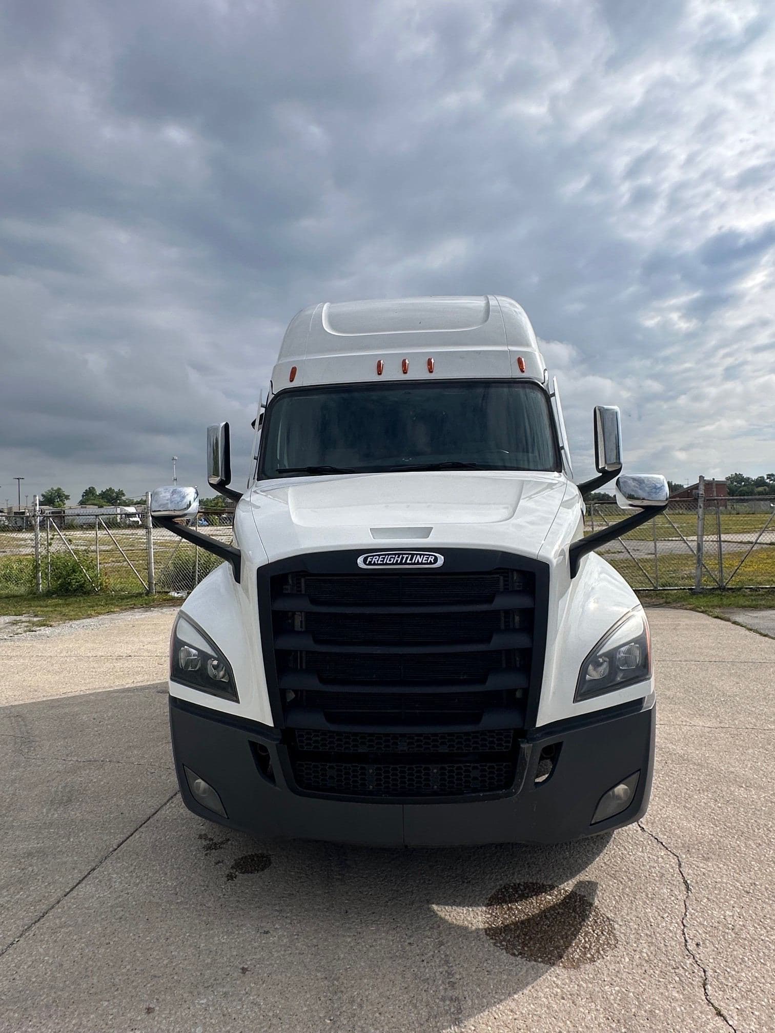 2022 Freightliner Cascadia image 2