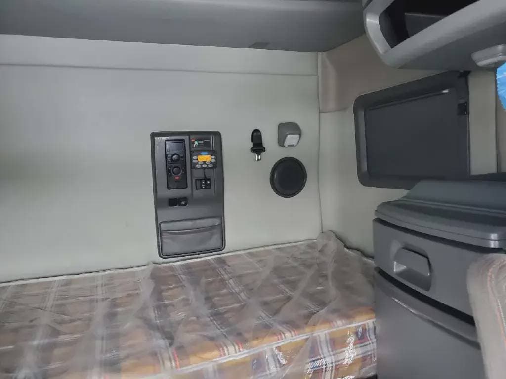 2022 Volvo VNL image 4