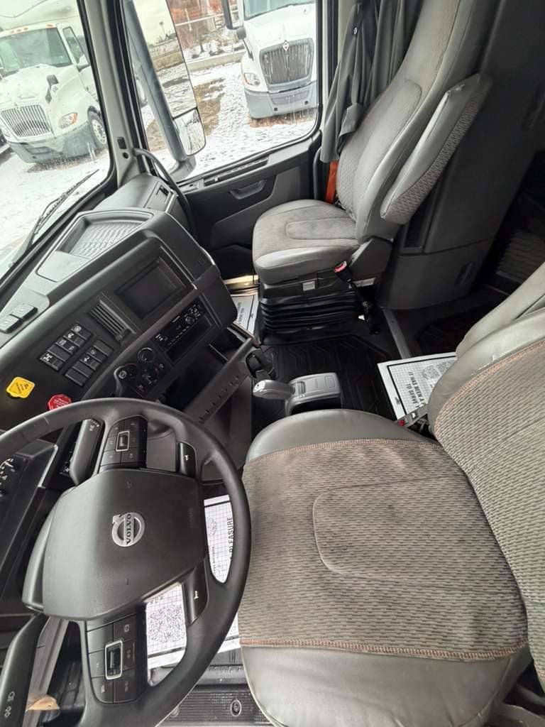 2022 Volvo VNL image 2