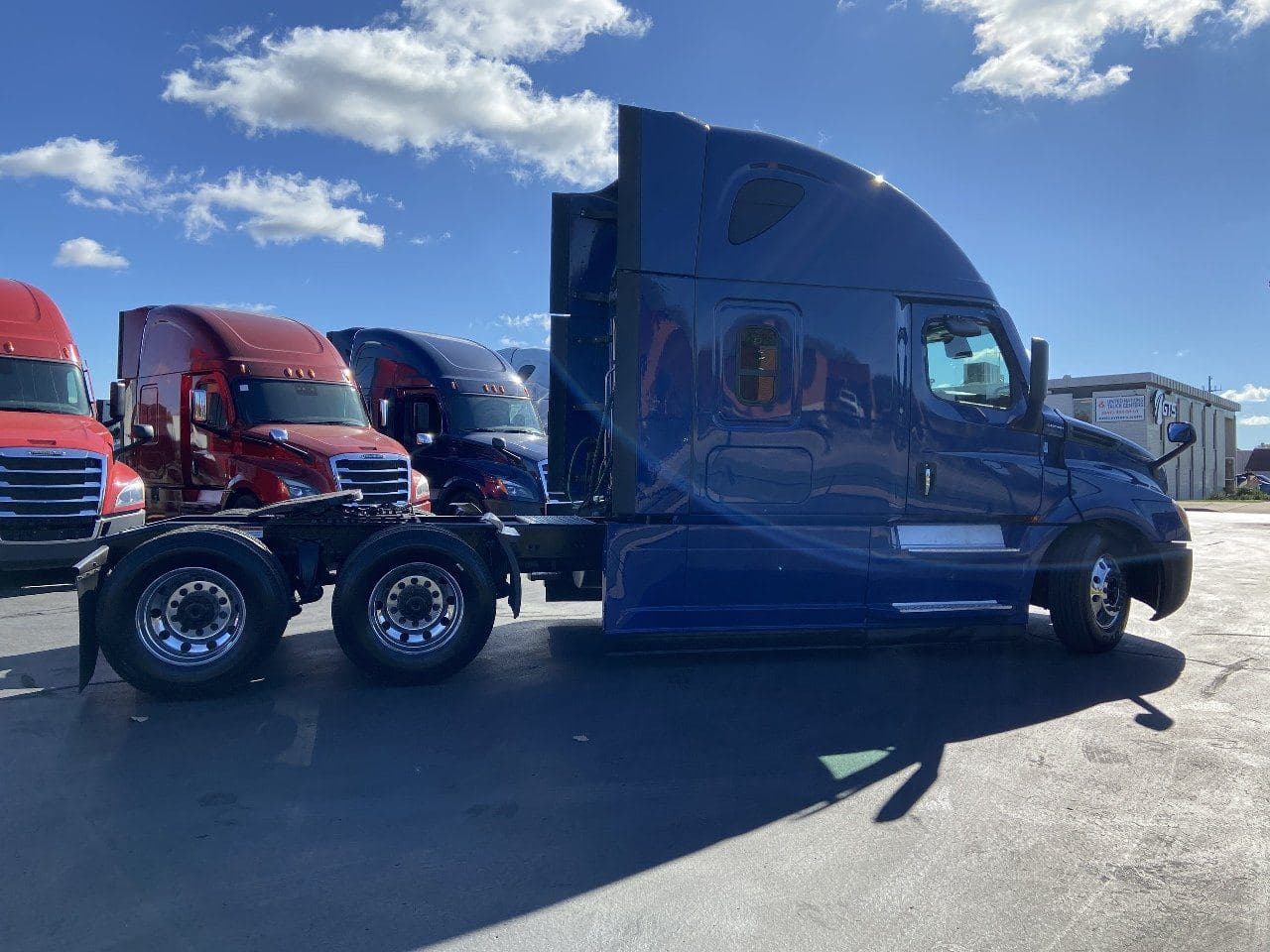 2022 FREIGHTLINER Cascadia CA126 * Tandem Axle Sleeper image 4