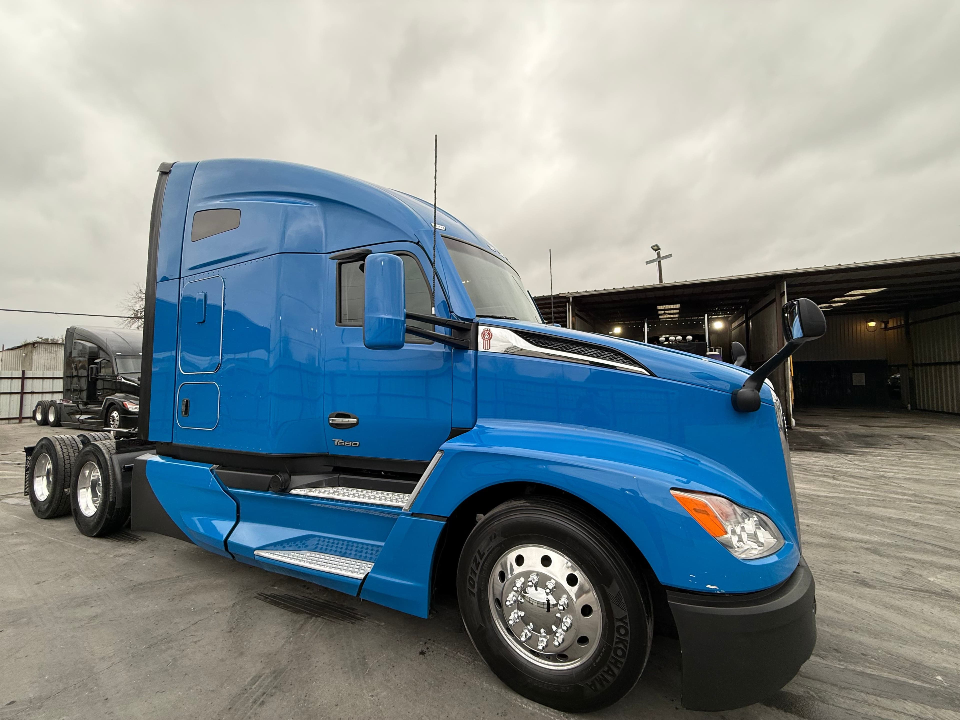 2023 Kenworth T680 image 1