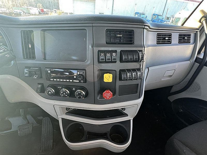 2022 Peterbilt 579 image 10