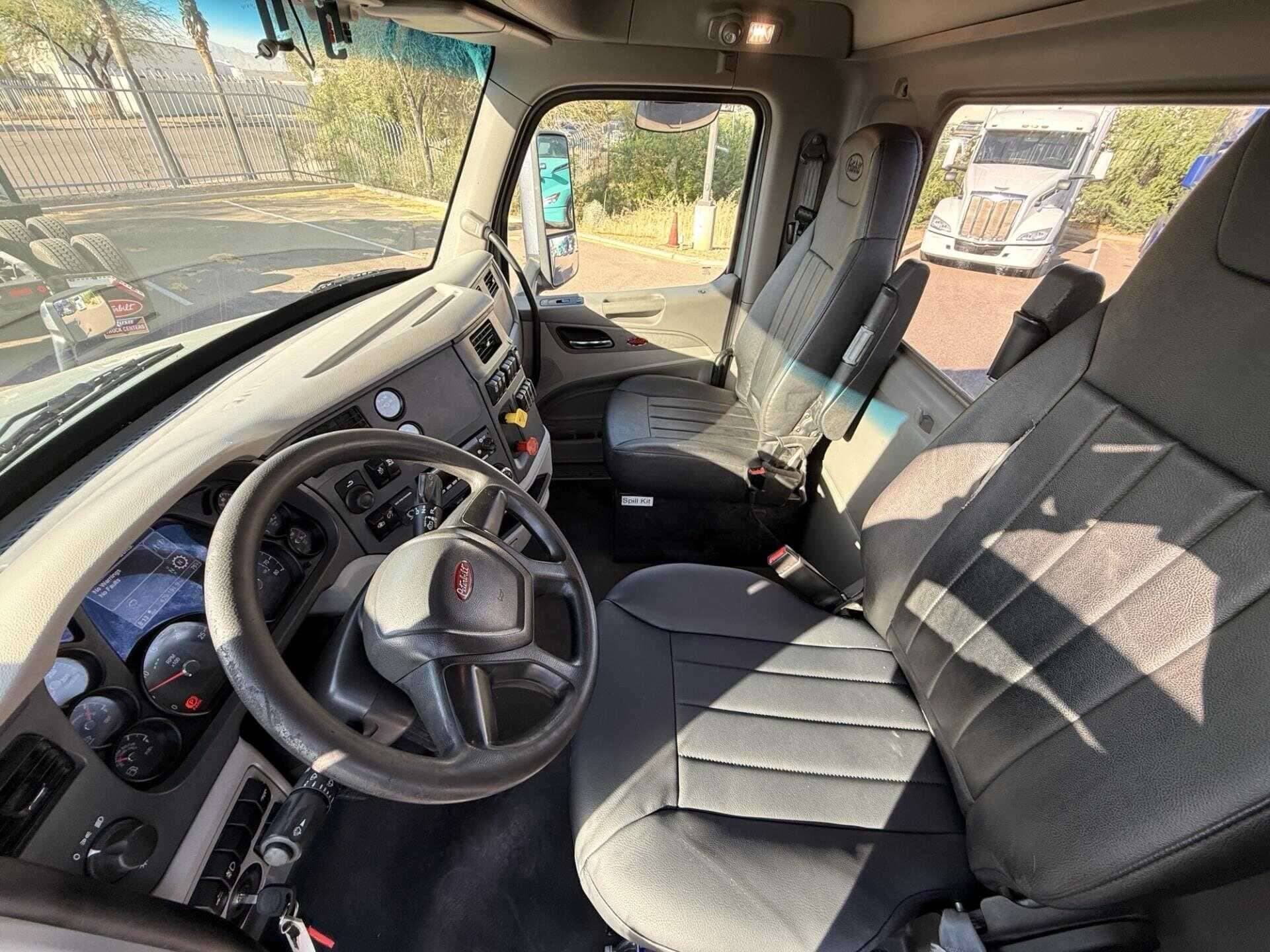 2021 Peterbilt 579 image 6