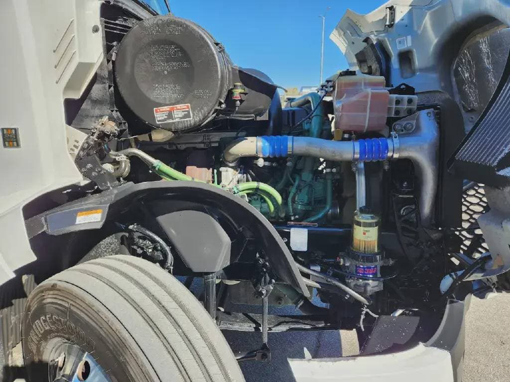 2022 Volvo VNL image 5