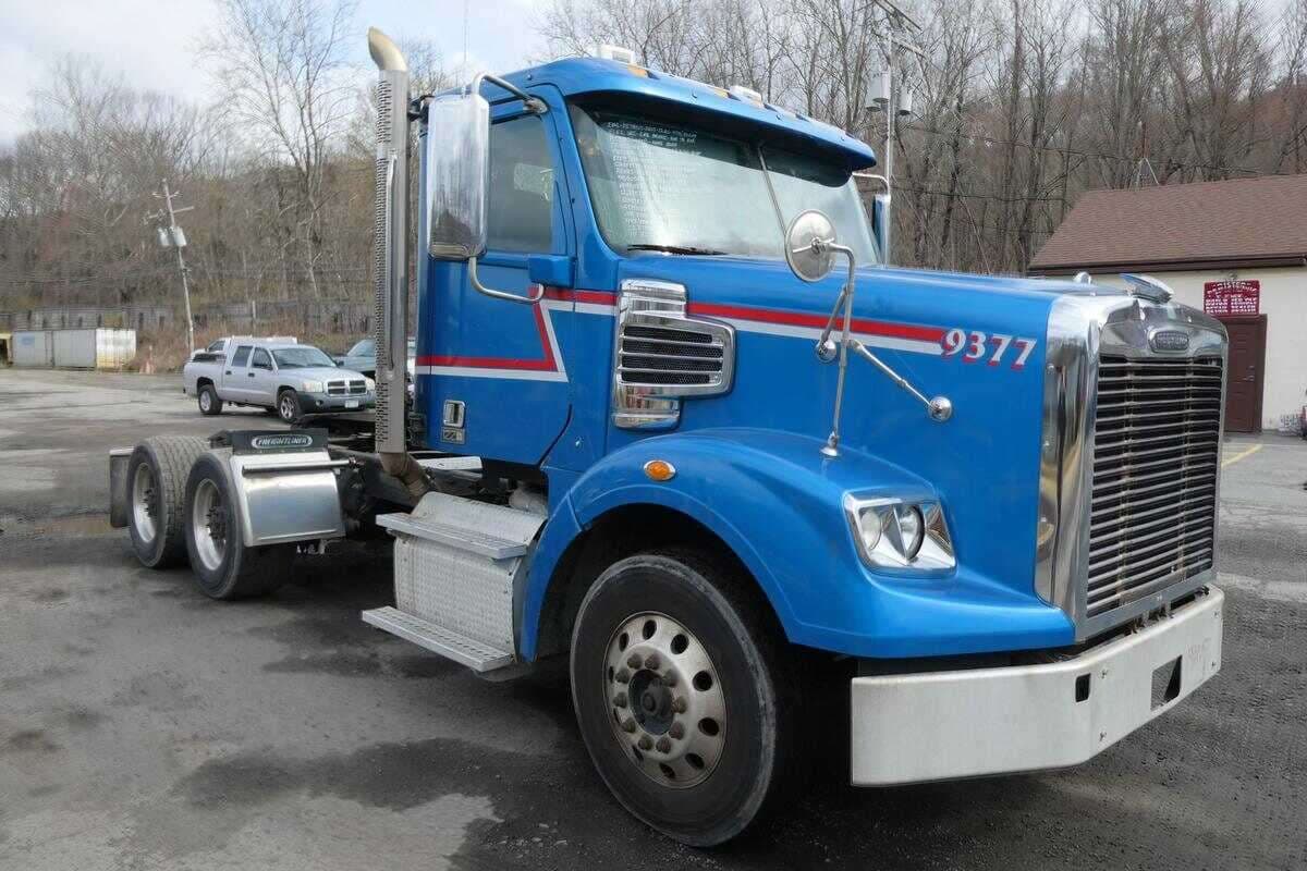 2015 Freightliner Coronado image 2
