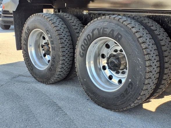 2025 Kenworth T880 image 9