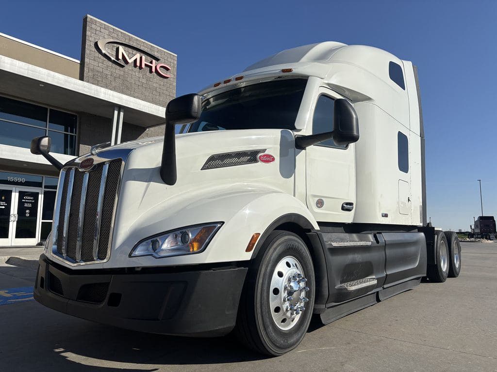 Used 2024 PETERBILT 579 image 2