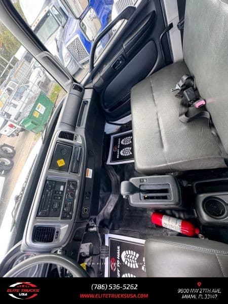 2020 Hino 268 image 14