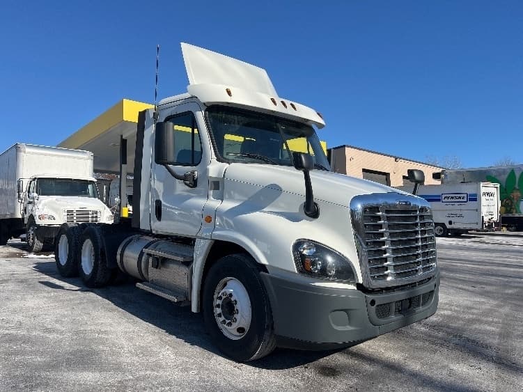 Used 2018 Freightliner Conventional - Day Cab, Tractor - CASCADIA 125 image 2