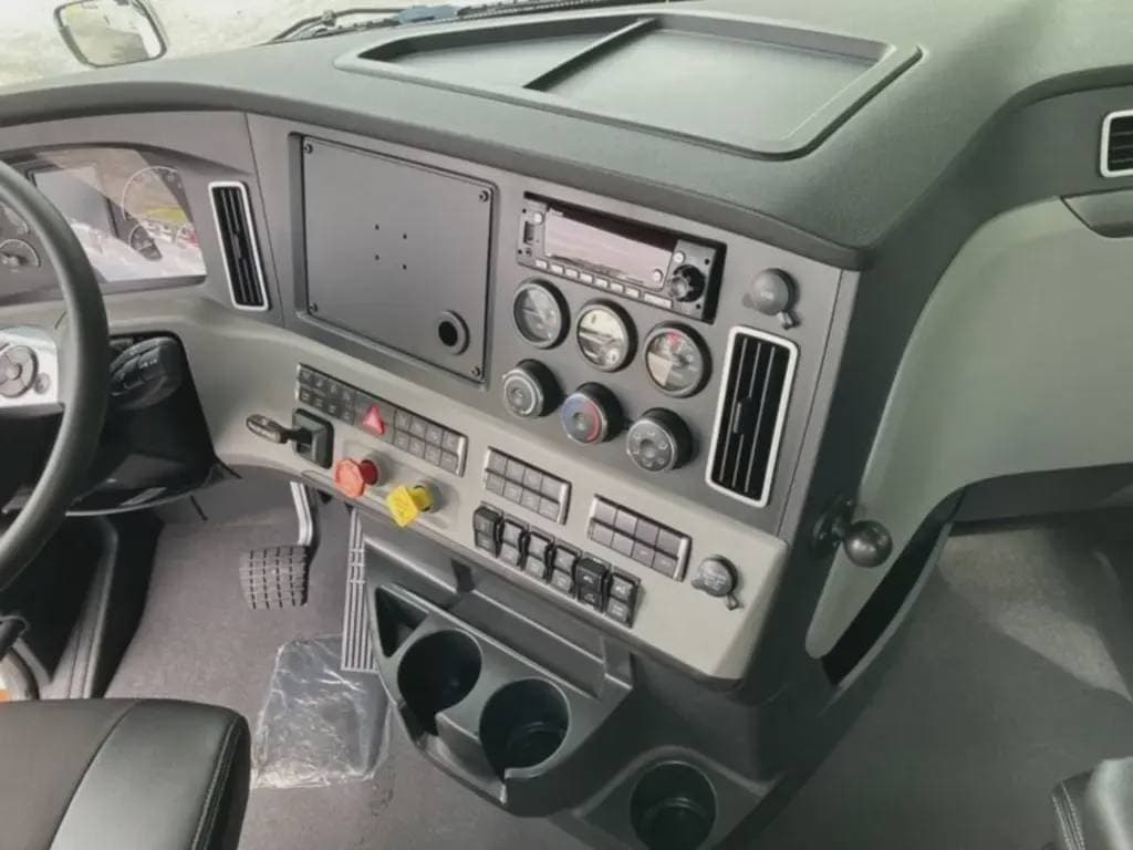 New 2025 FREIGHTLINER Conventional - Day Cab image 5