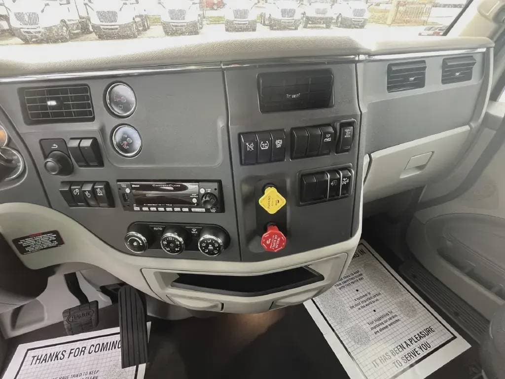 2022 Peterbilt 579 image 6