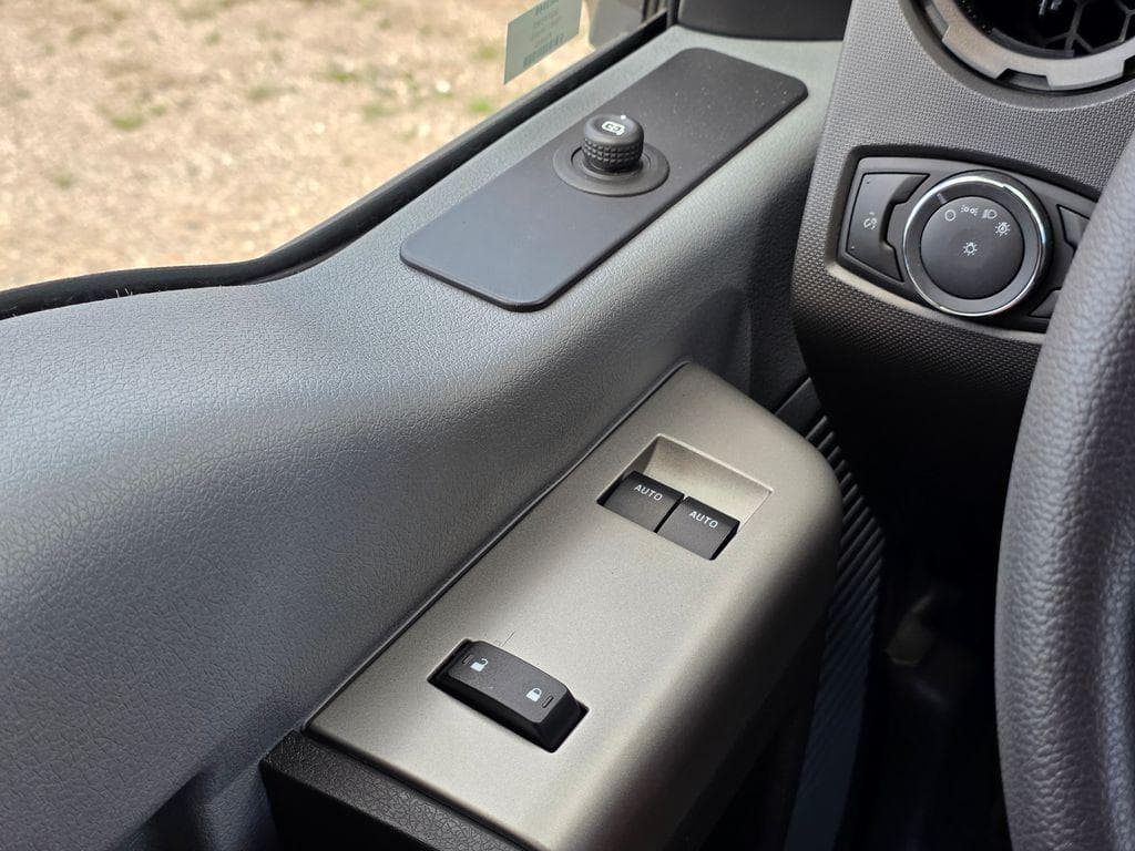 2027 Ford F-650SD Base image 29