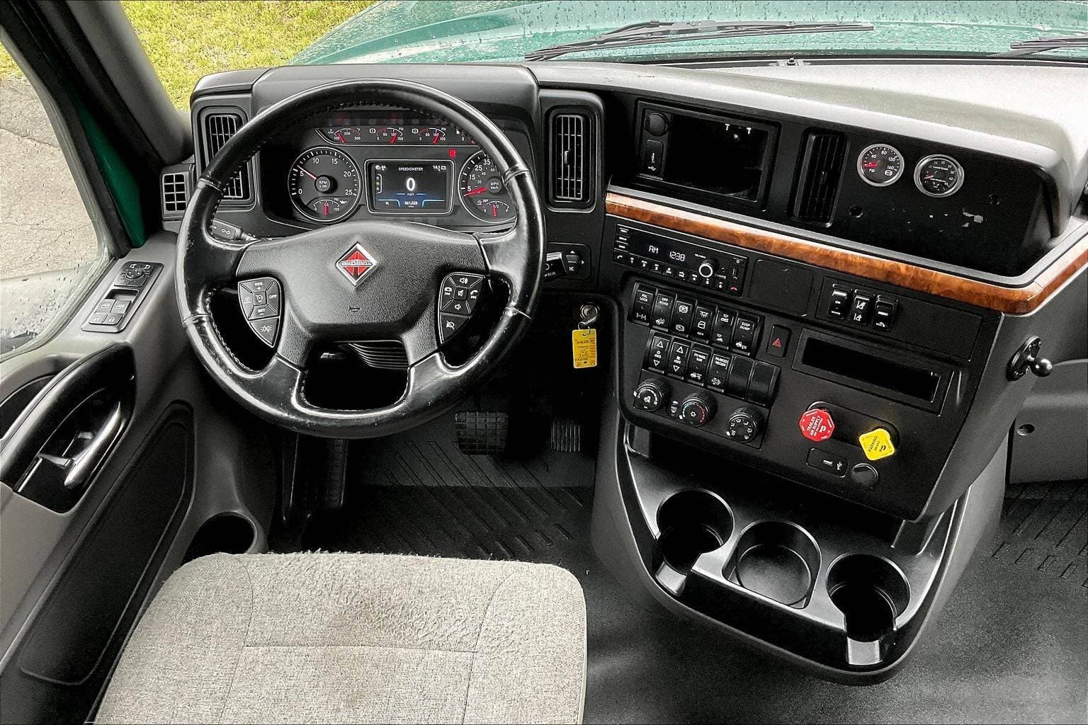 2022 International LT625 Sleeper Semi Truck - 73" Raised Roof Sleeper, A26 400HP, 11 Speed image 5