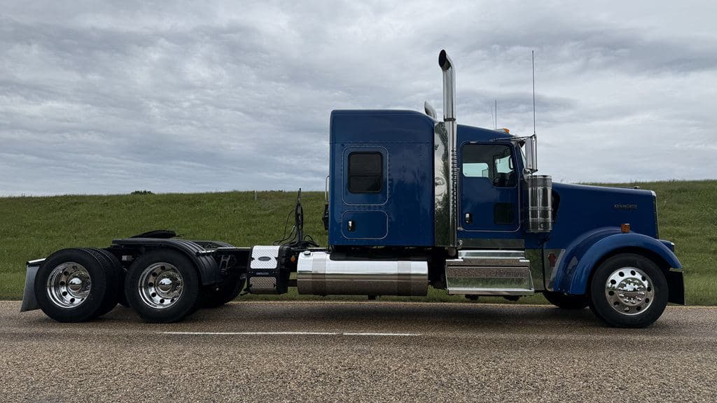 Used 2023 KENWORTH W900L image 3