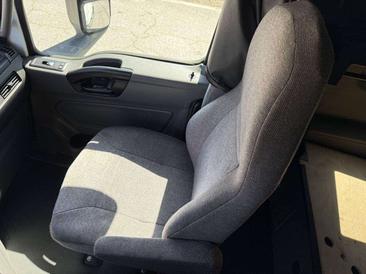 2018 International LT625 image 14