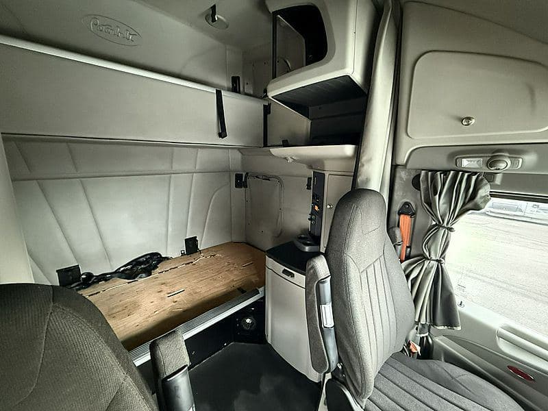 2021 Peterbilt 579 image 10
