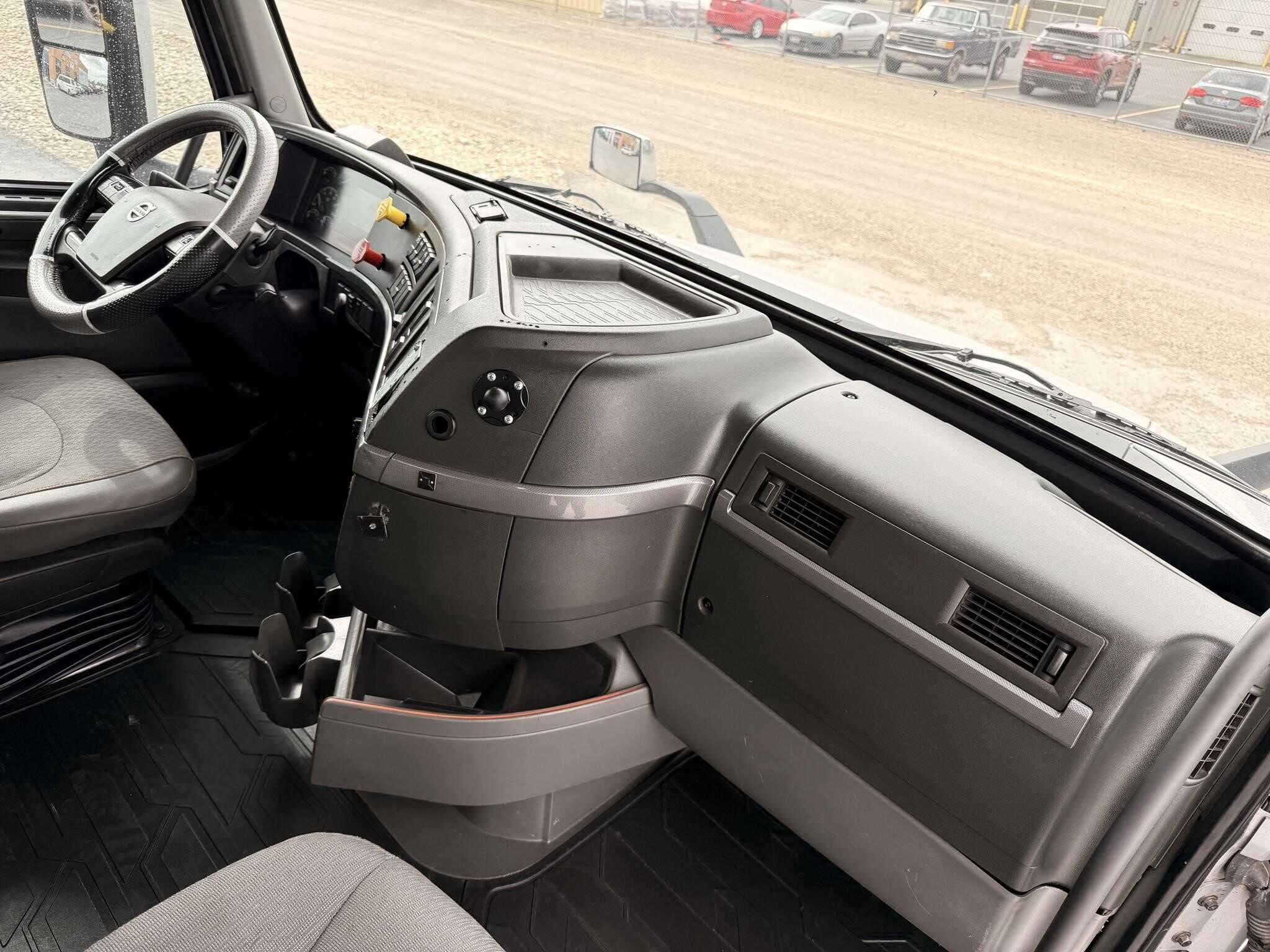 2020 Volvo VNR image 12