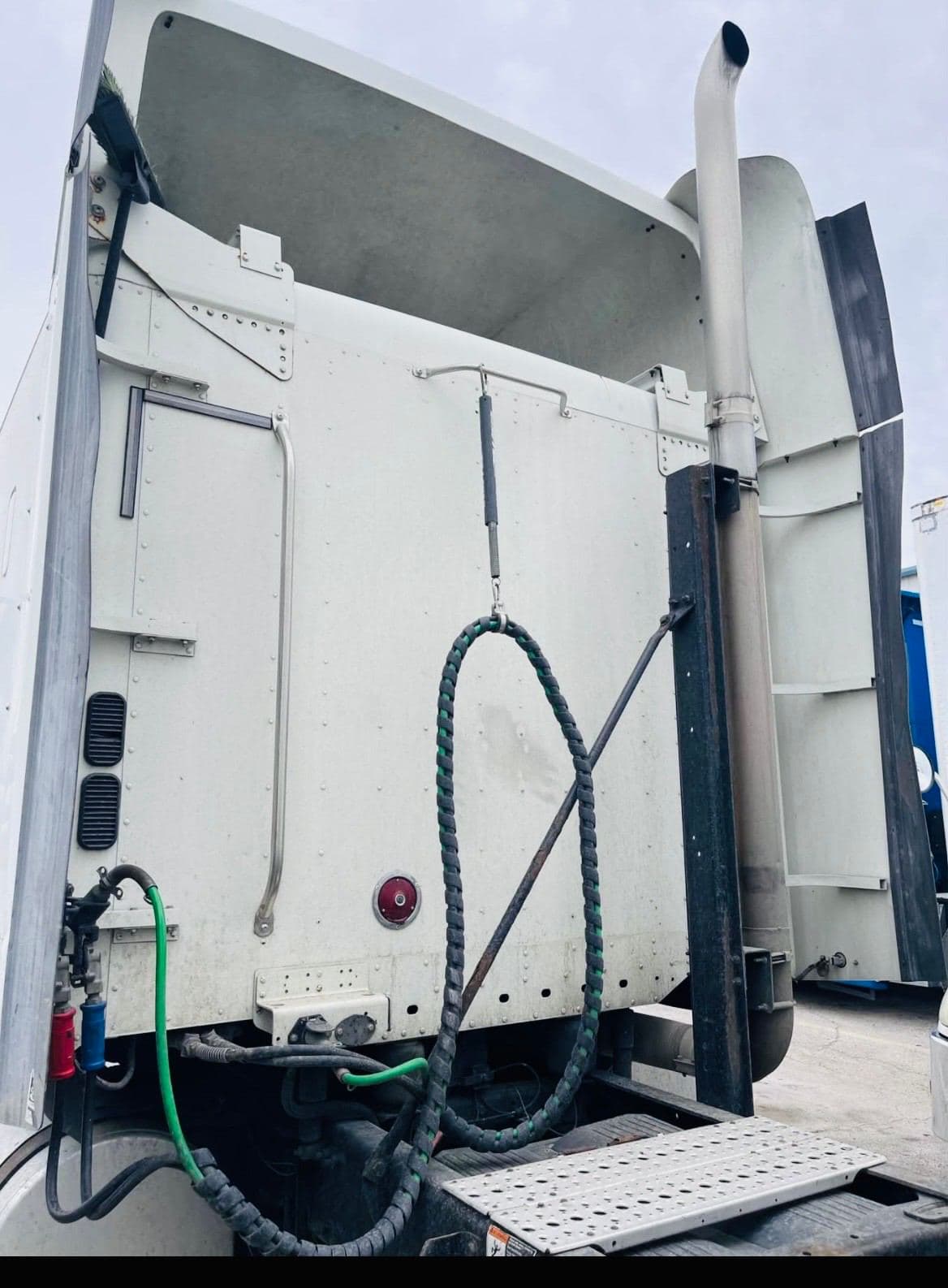 2007 Freightliner Cascadia 126 image 6